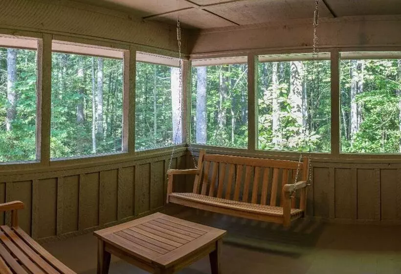 Hotelli Kanuga Inn & Lodging