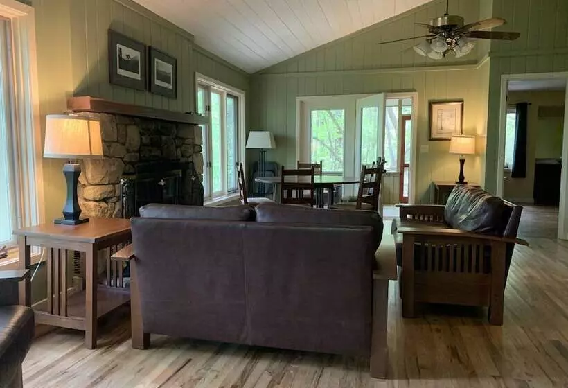 Hotelli Kanuga Inn & Lodging