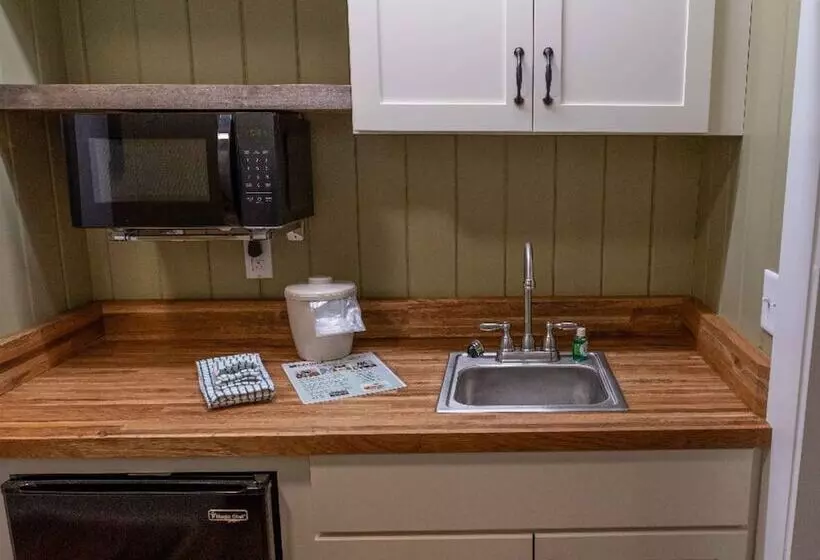 Hotelli Kanuga Inn & Lodging