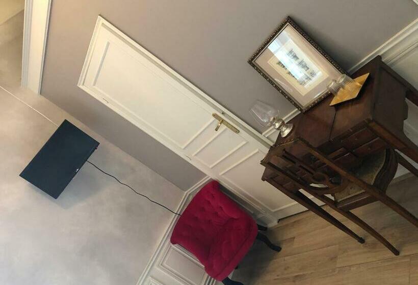 تختخواب و صبحانه Château D En Haut