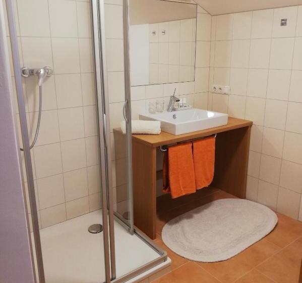 تختخواب و صبحانه Pension Zita