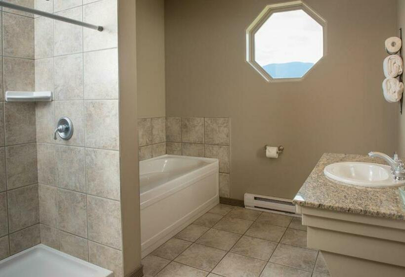 Отель Hilltop Inn  Salmon Arm