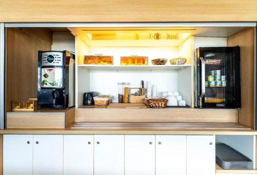 Отель Kyriad Direct Brignoles Provence Verte