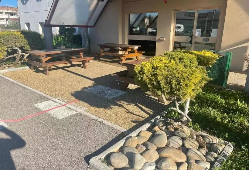 Отель Kyriad Direct Brignoles Provence Verte