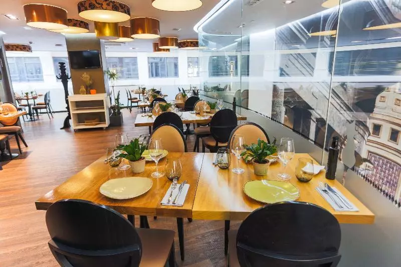 Отель Indigo Madrid Gran Via, An Ihg