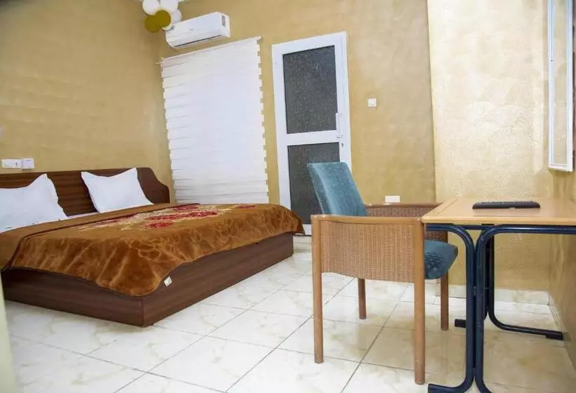هتل Hôtel Saint Lazaros