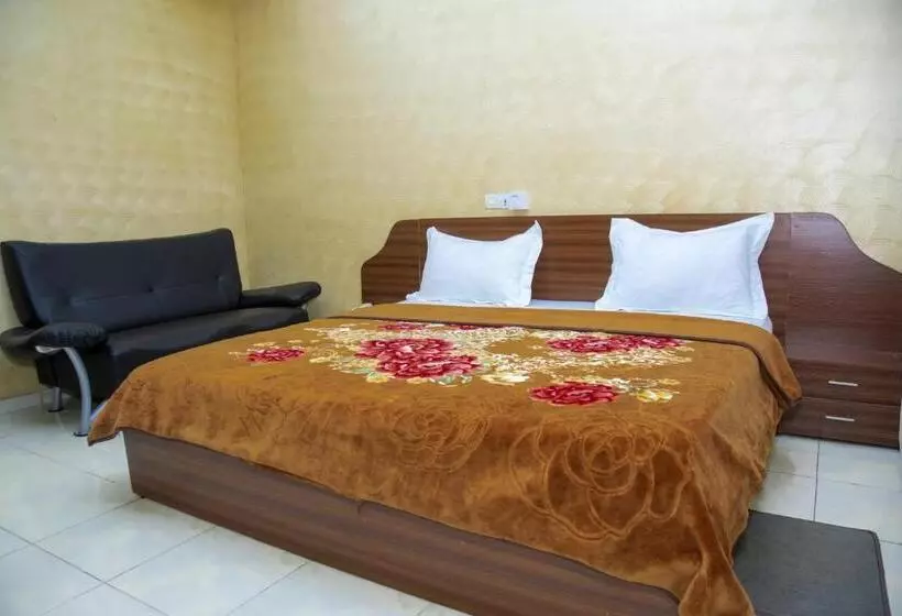 هتل Hôtel Saint Lazaros