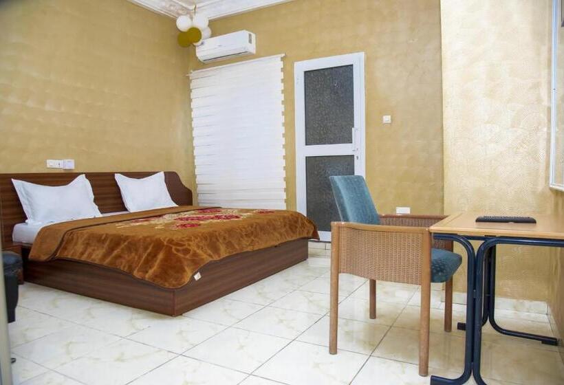 هتل Hôtel Saint Lazaros