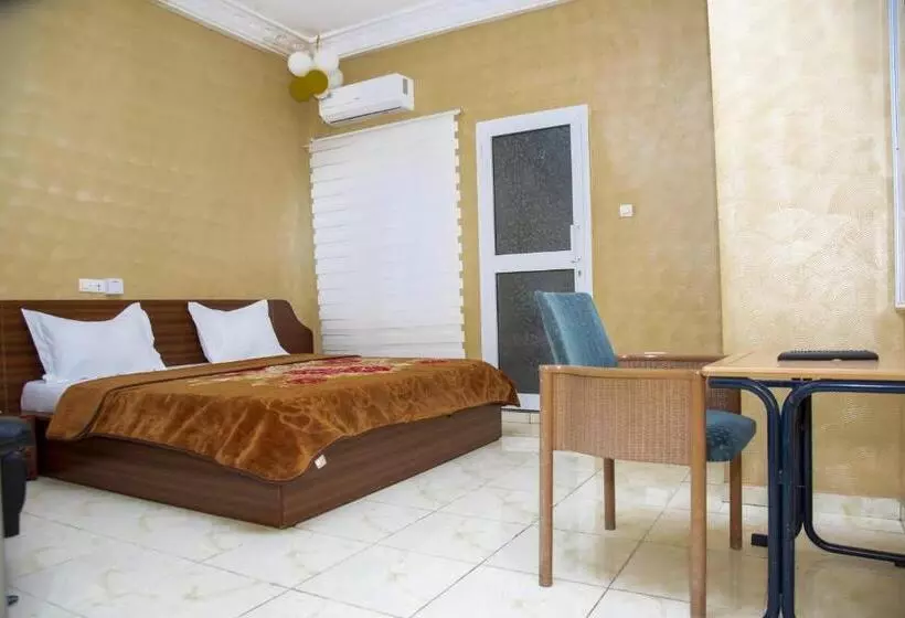 هتل Hôtel Saint Lazaros