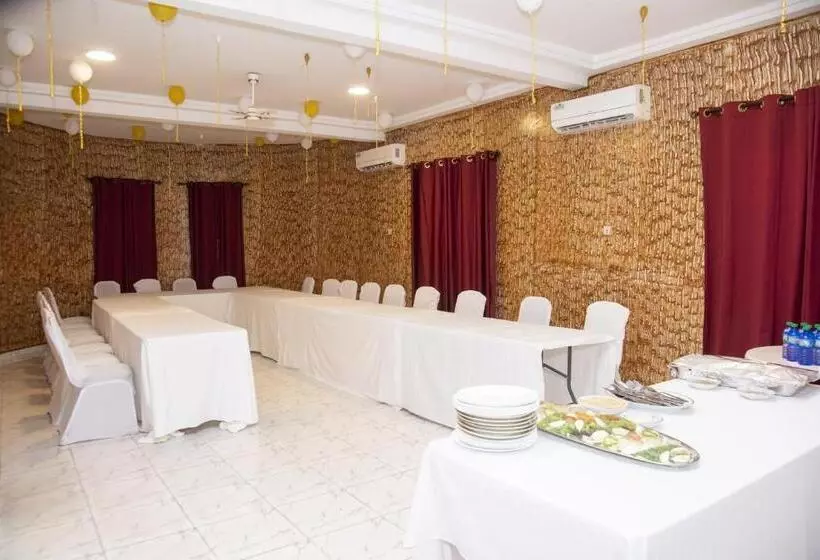 هتل Hôtel Saint Lazaros