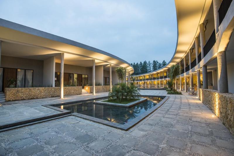 فندق Neo+ Green Savana Sentul City