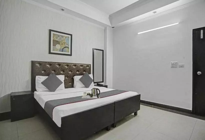 Hotelli Townhouse Happy Keys Near Iskcon Temple Noida