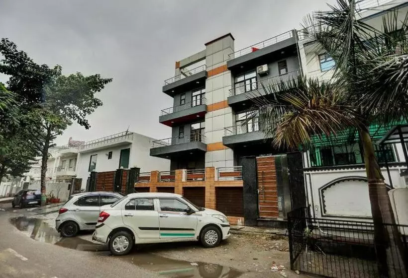 Hotelli Townhouse Happy Keys Near Iskcon Temple Noida
