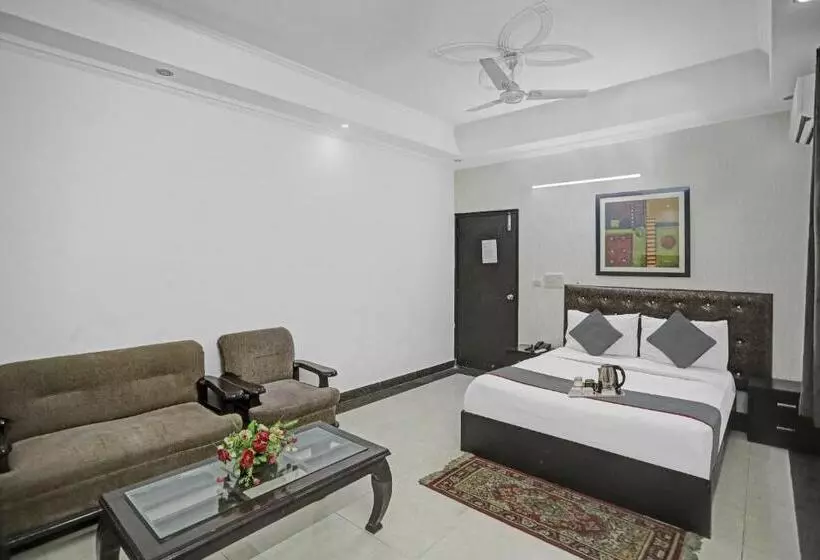 Hotelli Townhouse Happy Keys Near Iskcon Temple Noida