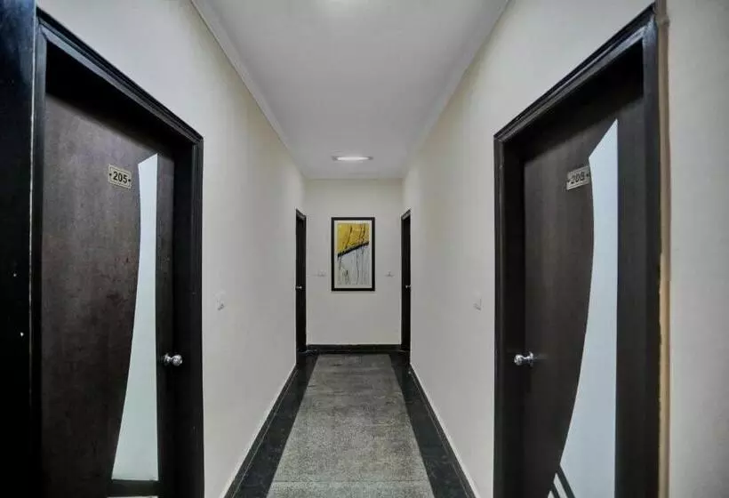 Hotelli Townhouse Happy Keys Near Iskcon Temple Noida