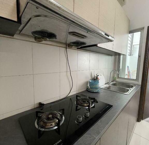 فندق Oyo 90421 Suriamas Suites Condominum 2