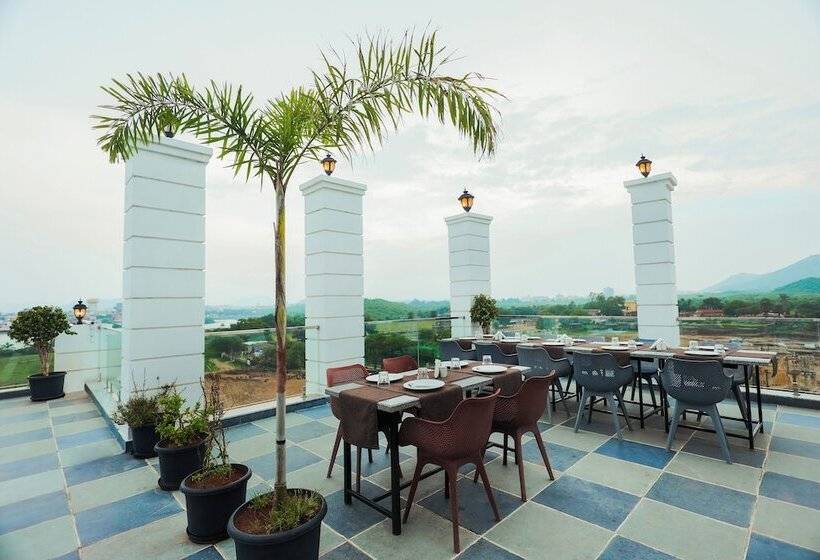 Отель Revaas Lake View Boutique Stay