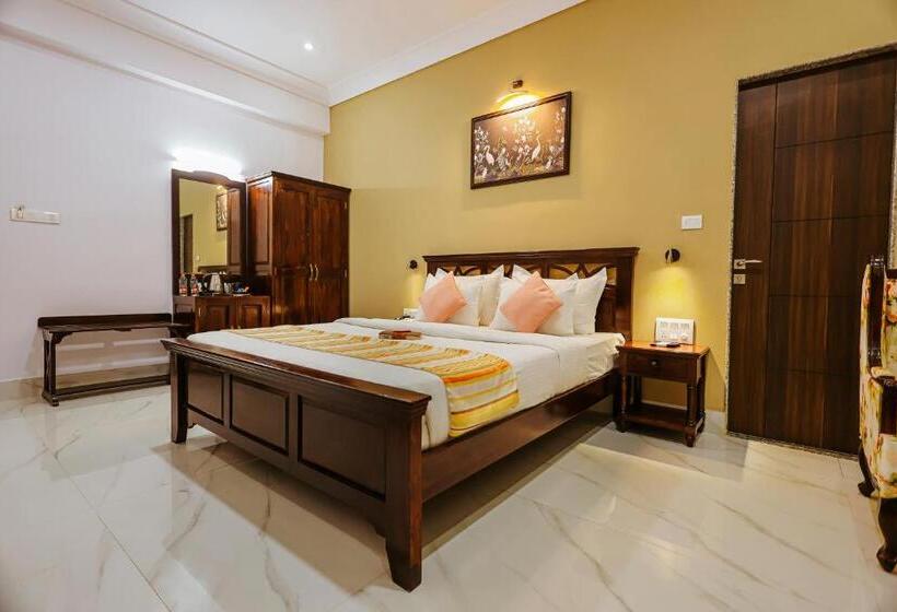 Отель Revaas Lake View Boutique Stay