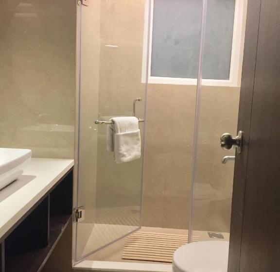 Отель Le Roi Lake View, Koti