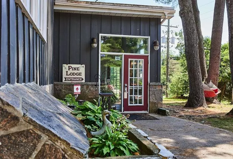 Lomakeskus 3 Pines Lodge Muskoka