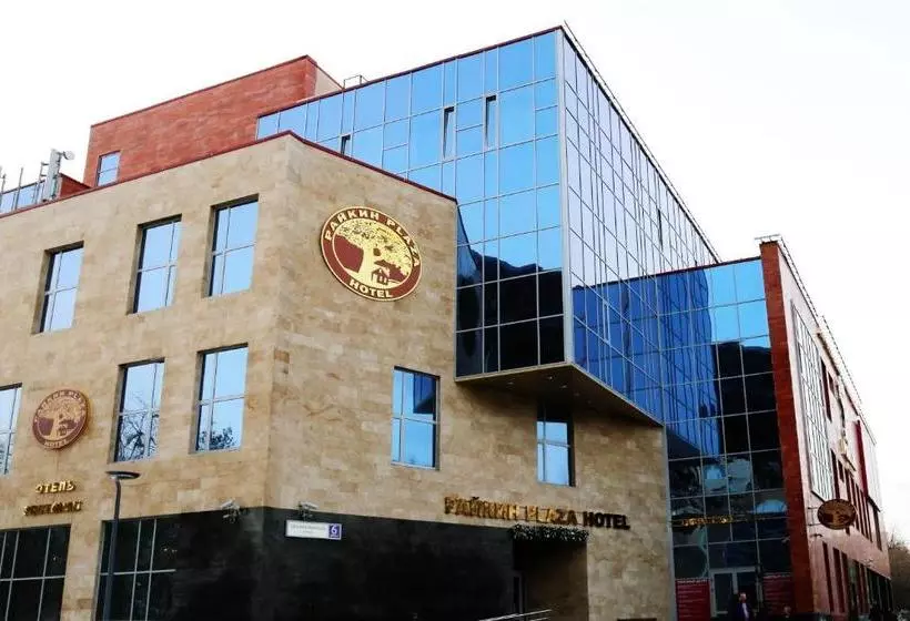 Hotelli Raikin Plaza