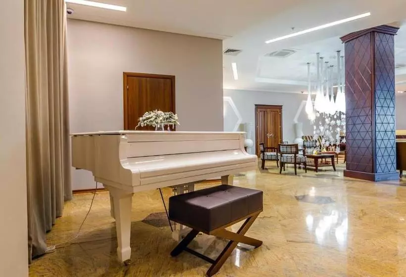 Hotelli Raikin Plaza