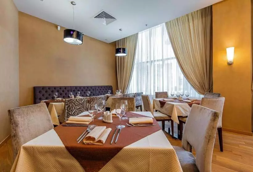 Hotelli Raikin Plaza