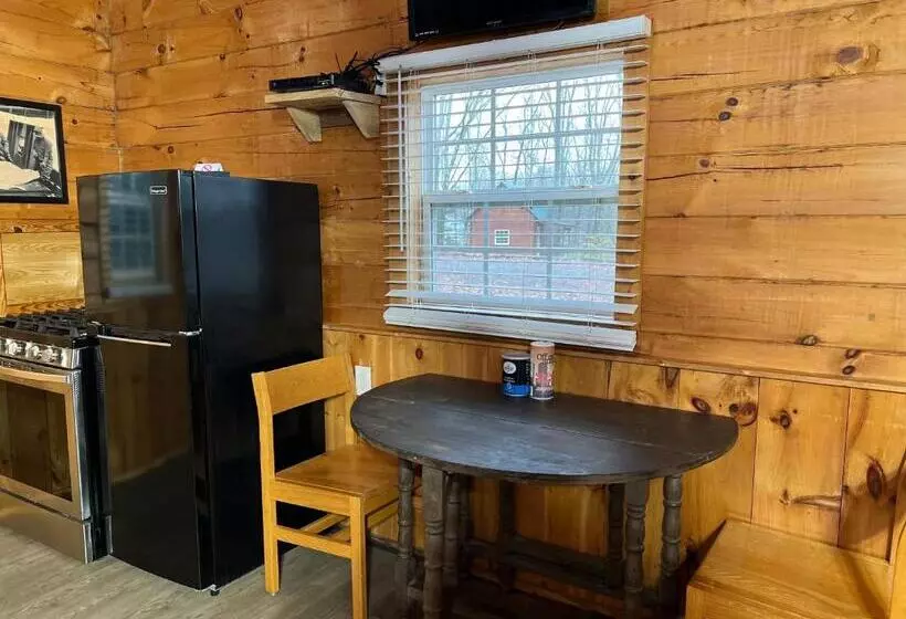 Hotelli Kozy Haven Log Cabin Rentals
