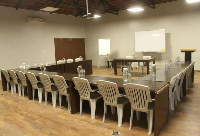 Отель The Yellow Retreat