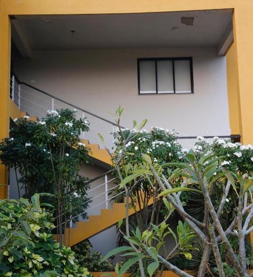 Отель The Yellow Retreat