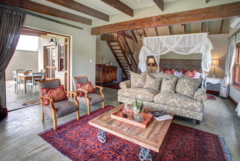 בית מלון כפרי Madi Madi Karoo Safari Lodge