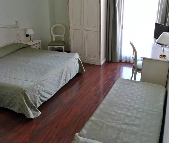 Отель International