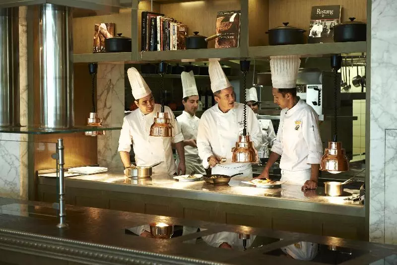 هتل Fairmont Baku Flame Towers