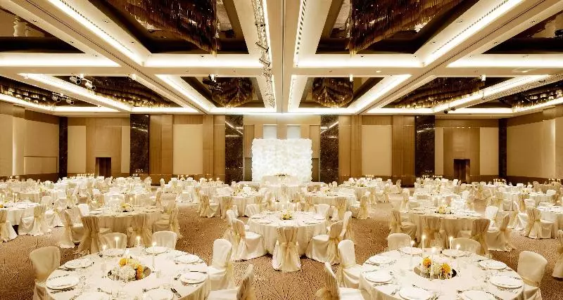 هتل Fairmont Baku Flame Towers