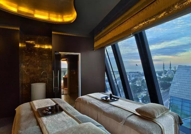 هتل Fairmont Baku Flame Towers