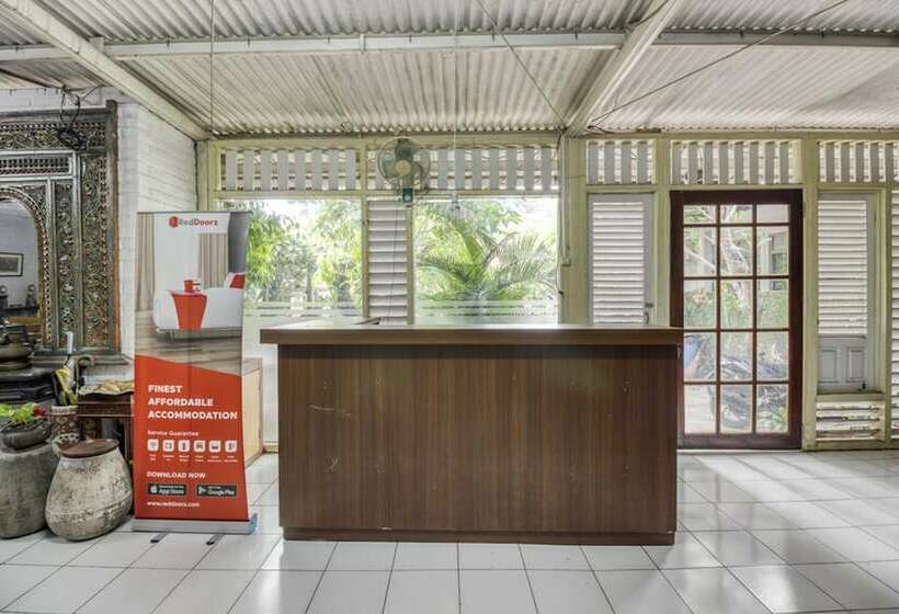 호텔 Reddoorz Hostel Near Adisucipto Airport Yogyakarta