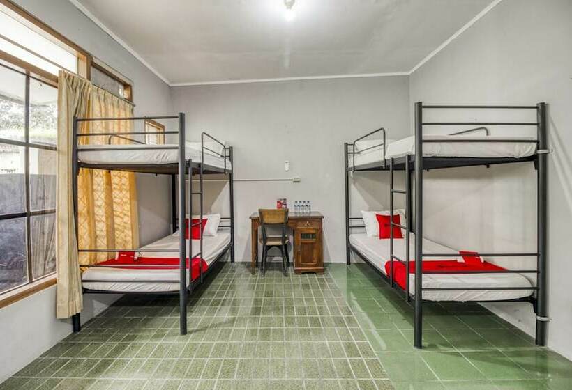 호텔 Reddoorz Hostel Near Adisucipto Airport Yogyakarta