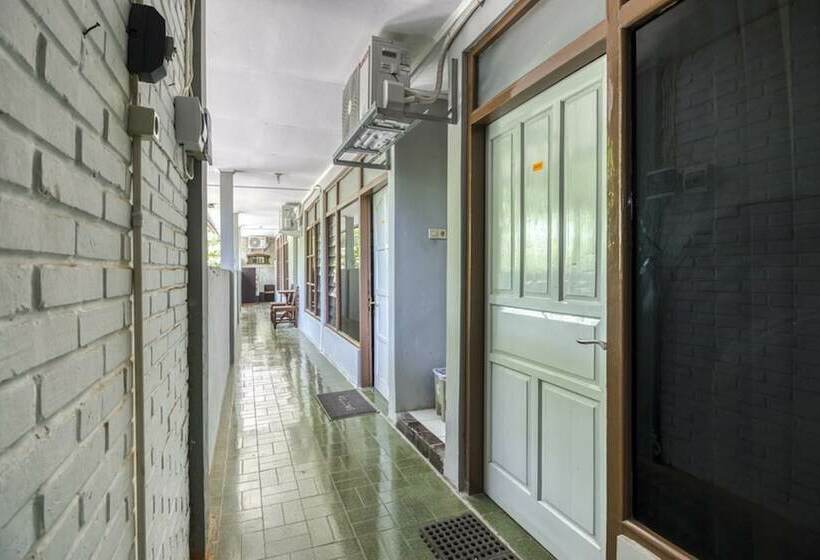 호텔 Reddoorz Hostel Near Adisucipto Airport Yogyakarta