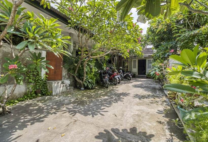 호텔 Reddoorz Hostel Near Adisucipto Airport Yogyakarta