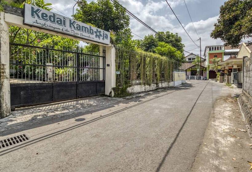 호텔 Reddoorz Hostel Near Adisucipto Airport Yogyakarta