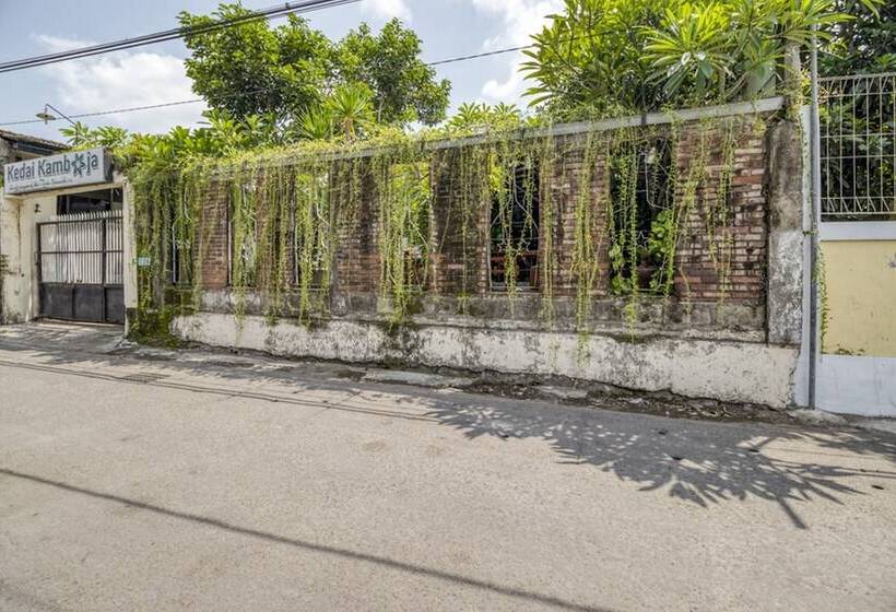 호텔 Reddoorz Hostel Near Adisucipto Airport Yogyakarta