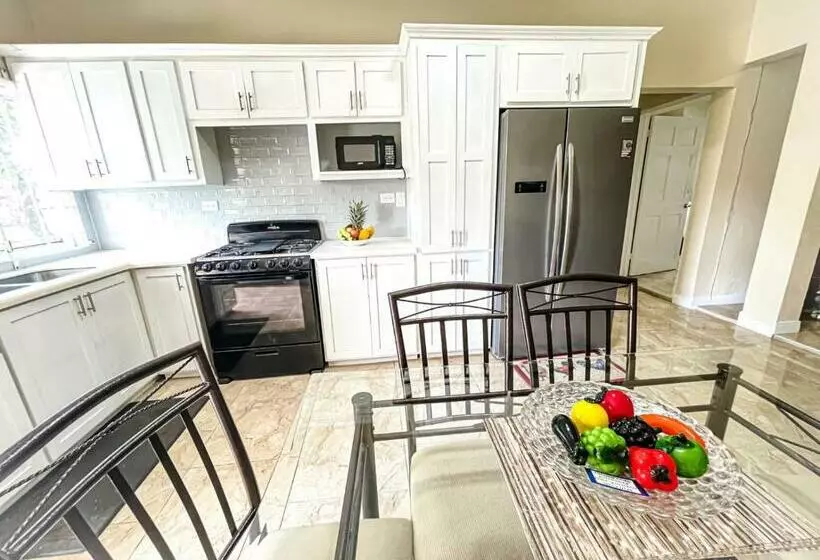 پانسیون Red Hassell Manor