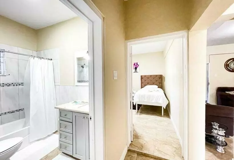 پانسیون Red Hassell Manor