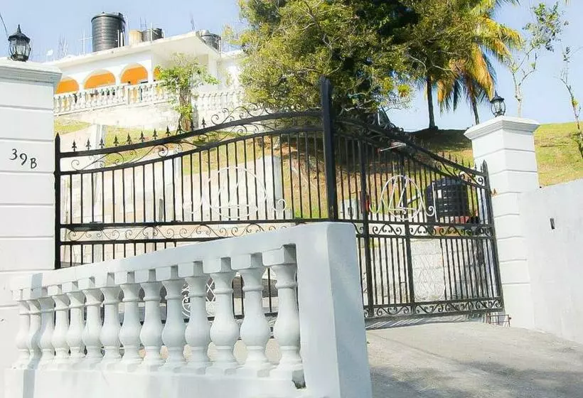 پانسیون Red Hassell Manor