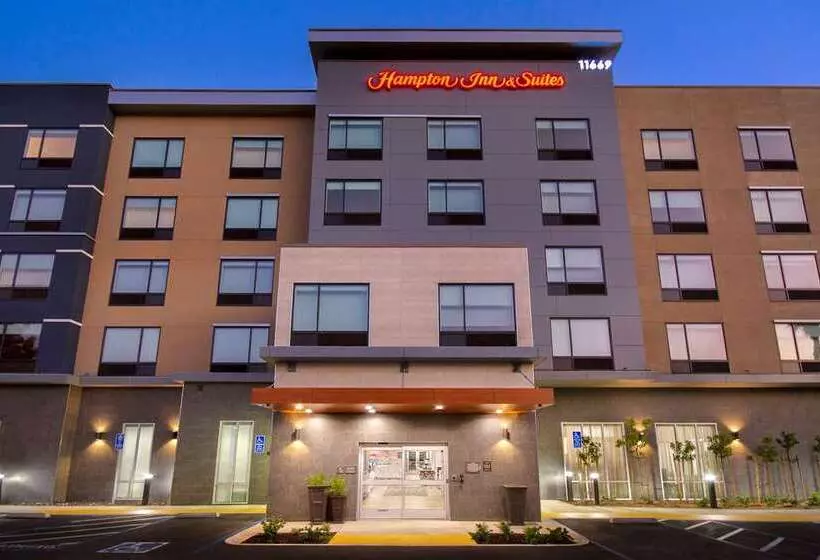 Hotelli Hampton Inn & Suites Ontario Rancho Cucamonga