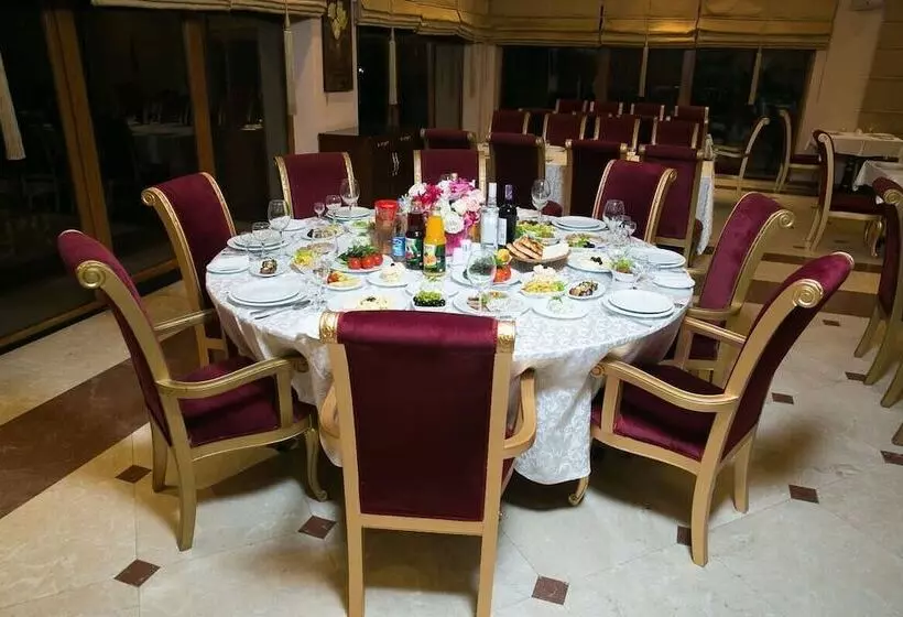 Lake Palace Hotel & Restaurant