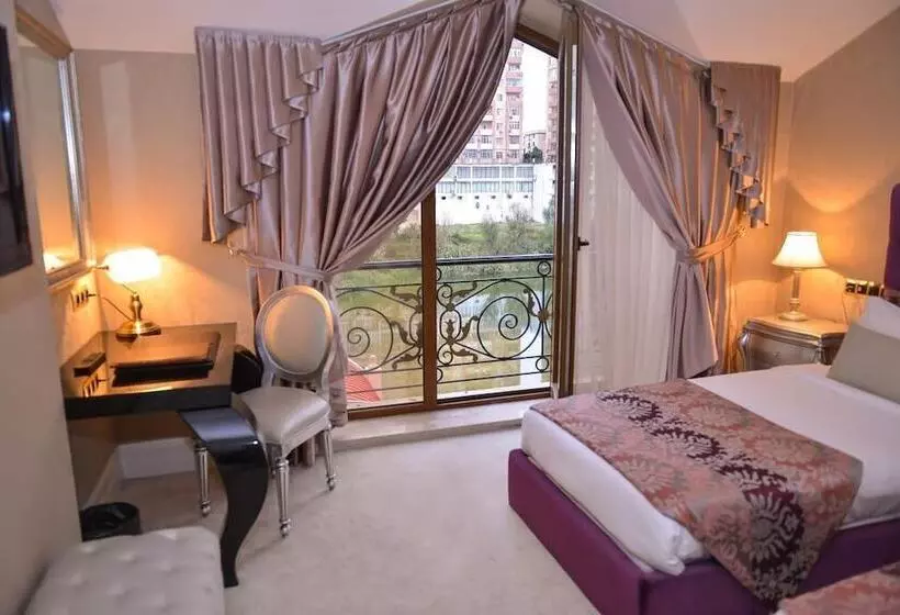 Lake Palace Hotel & Restaurant