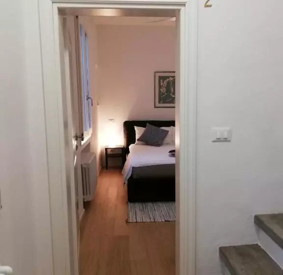 تختخواب و صبحانه Stop Over Blq