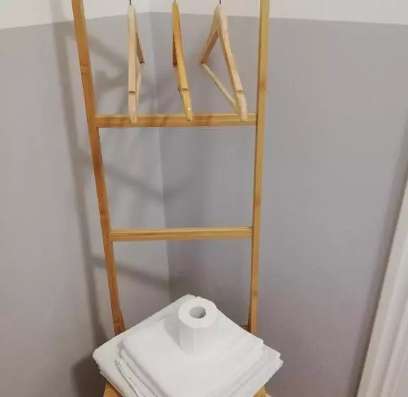 تختخواب و صبحانه Stop Over Blq