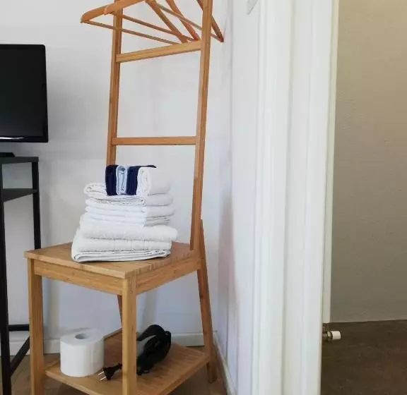 تختخواب و صبحانه Stop Over Blq